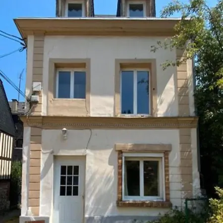 Holiday home Maison Au Calme Avec Petit Parking, Un Pas De La Gare Rouen